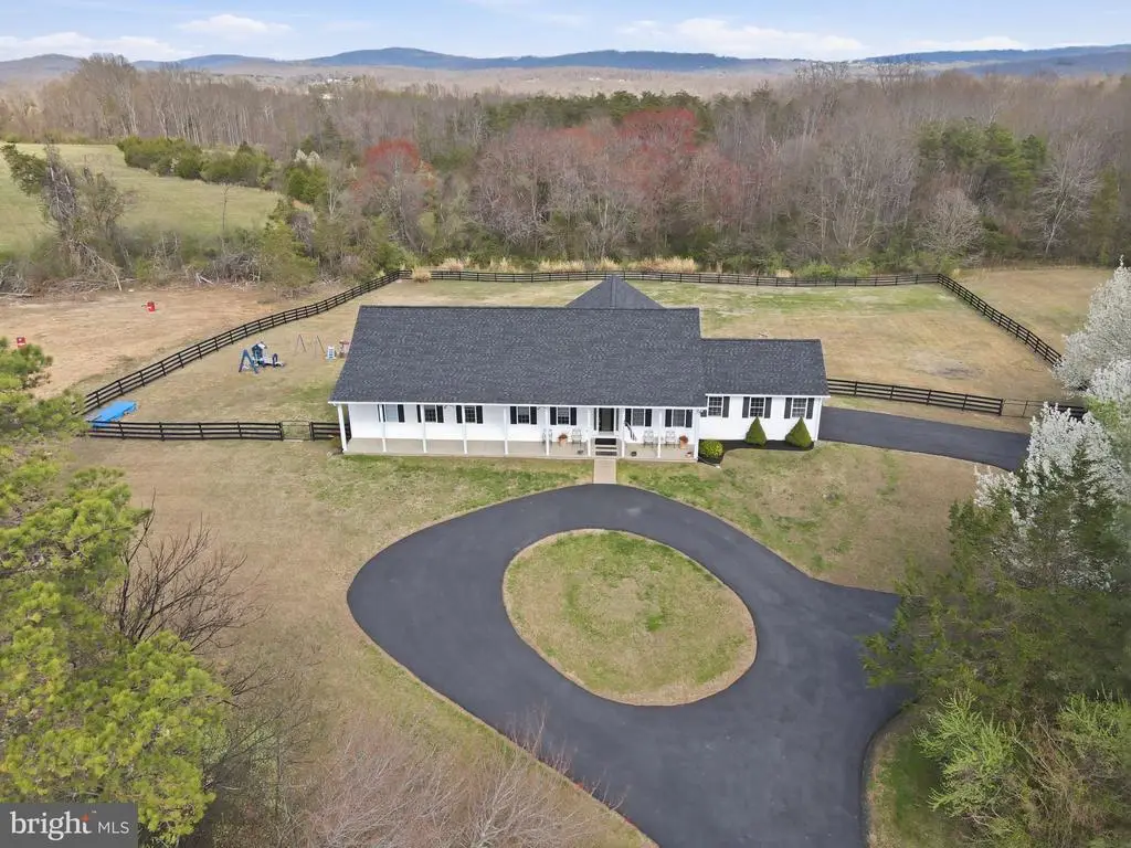 10292 Cliff Mills Rd, Marshall, VA 20115 - #1