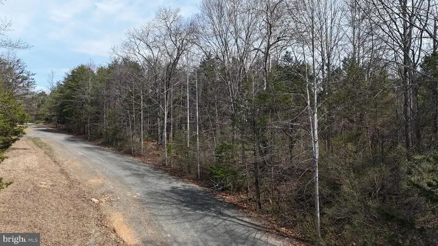Chimney Oaks Ct, Marshall, VA 20115 - #2