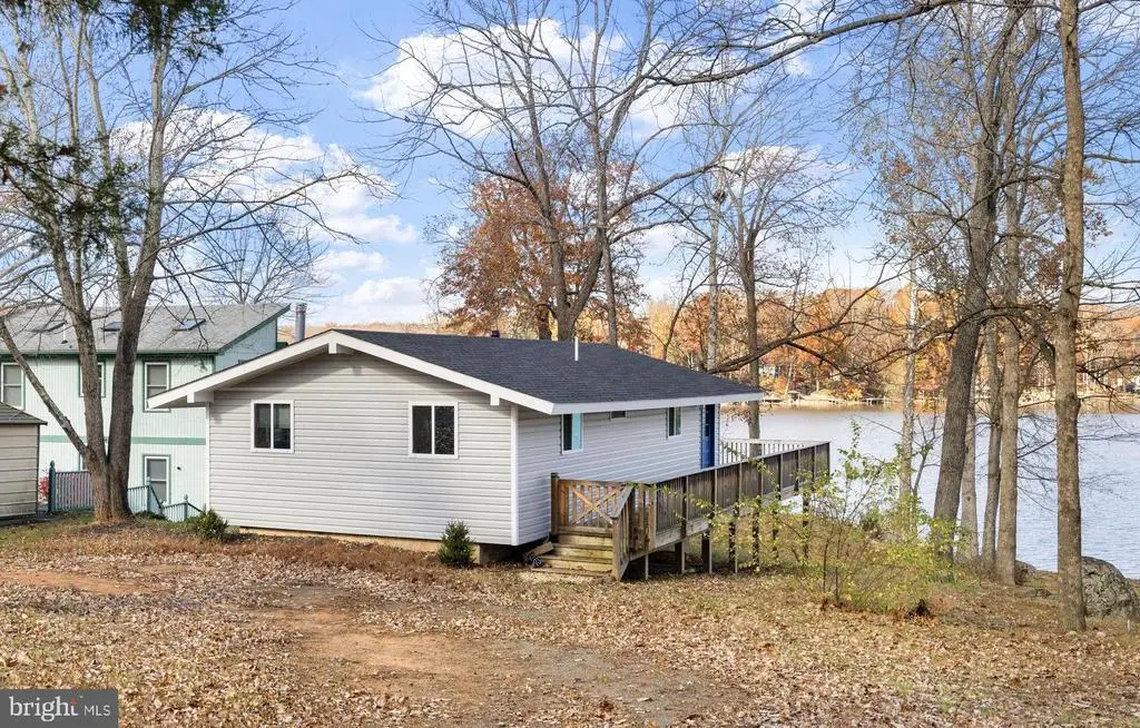 1262 Lakeshore Dr S, Louisa, VA 23093 - #1