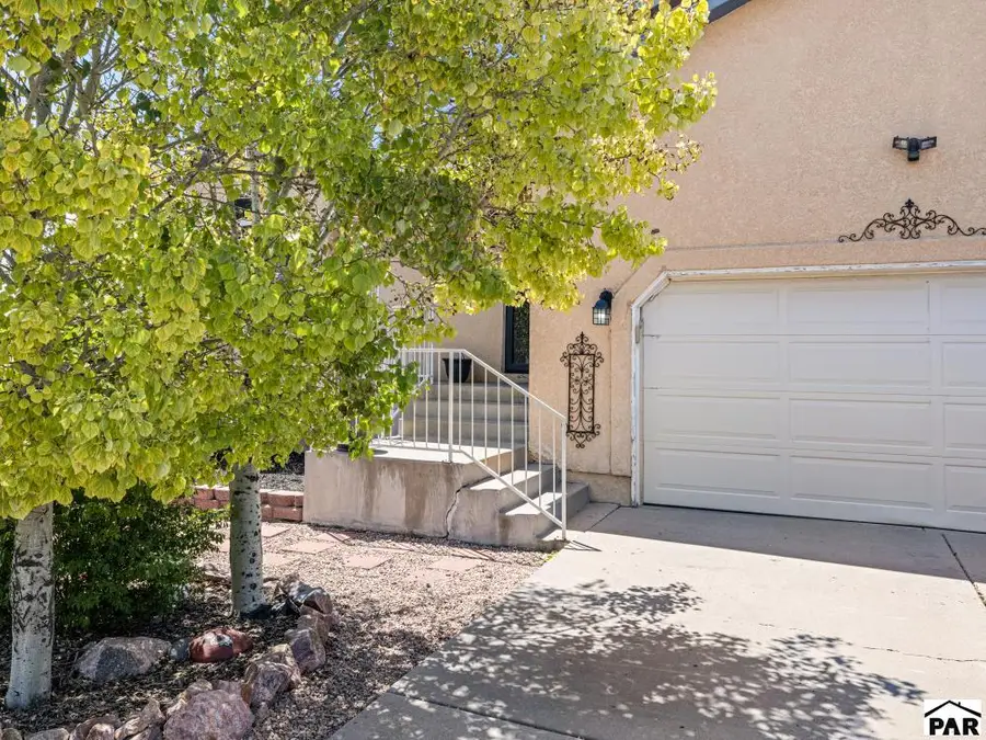 411 S Oak Creek Dr, Pueblo West, CO 81007 - #2