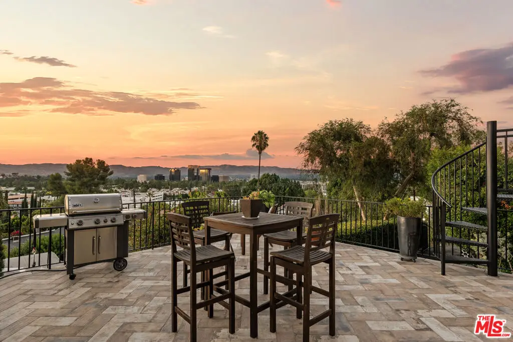 5335 Medina Road, Woodland Hills, CA 91364 - Image #1