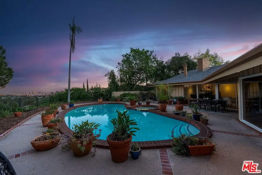 2200 Jeffersonia Way, Los Angeles, CA 90049 - #2