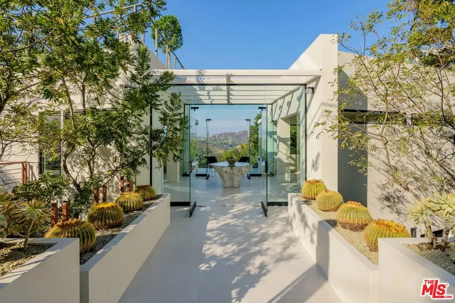 8896 Lookout Mountain Avenue, Los Angeles, CA 90046 - Image #2