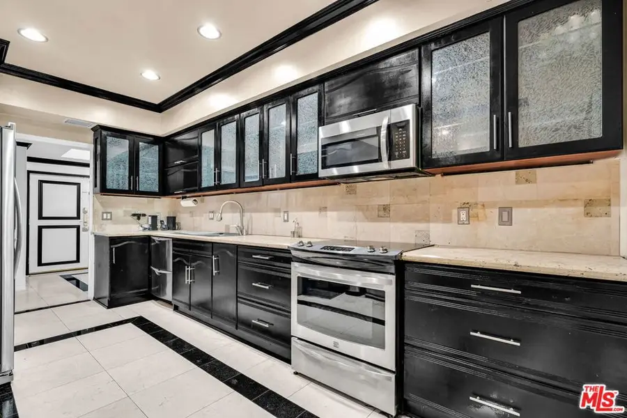 1124 N Kings Road #102, West Hollywood, CA 90069 - #3