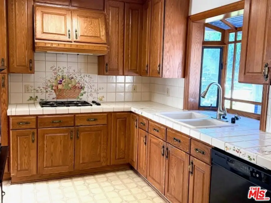 10218 Gaviota Avenue, North Hills, CA 91343 - Image #3