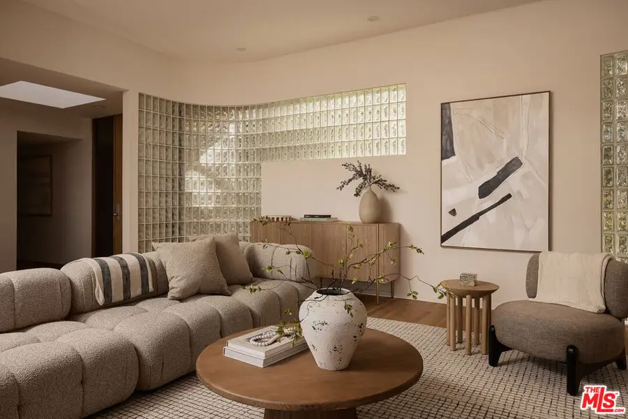 5052 Medina Road, Woodland Hills, CA 91364 - Image #3