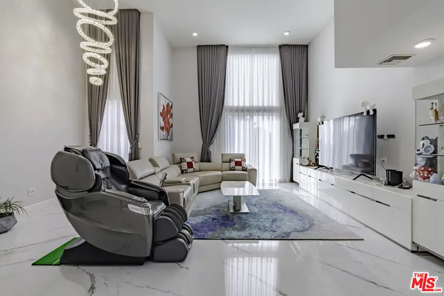 4925 Wilshire Boulevard #PH 302, Los Angeles, CA 90010 - Image #2