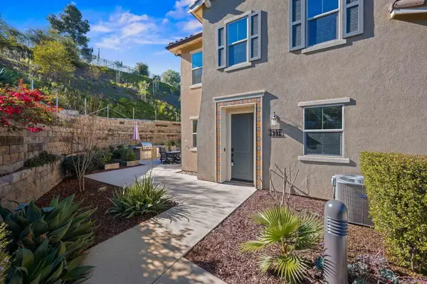 1151 Delpy View Pt, Vista, CA 92084