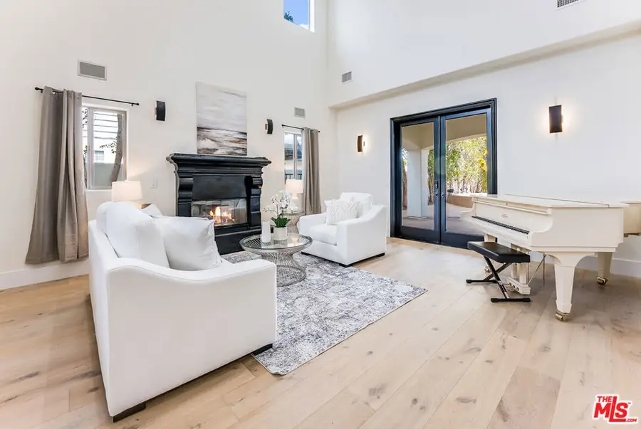 23123 Oxnard, Woodland Hills, CA 91367 - #3