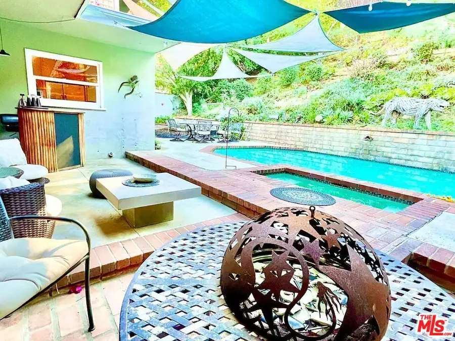 11282 Dona Lola Drive, Studio City, CA 91604 - Image #2