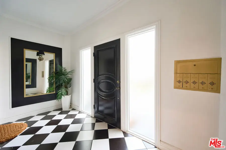 6110 N De Longpre Avenue, Los Angeles, CA 90028 - #3