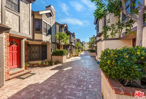 11940 Weddington Street #17, Valley Village, CA 91607