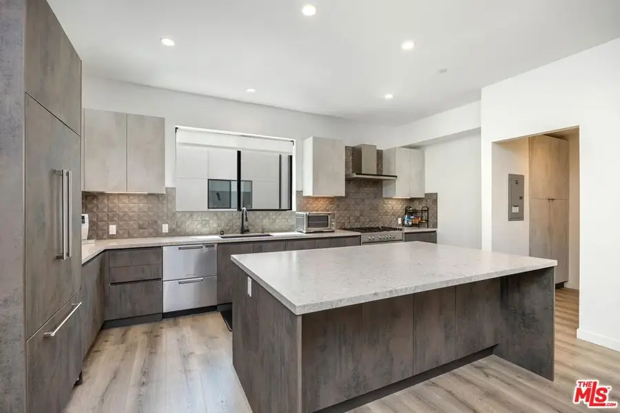 4724 N Village Court Lane, Valley Village, CA 91607 - #2