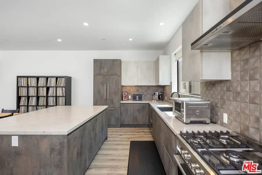 4724 N Village Court Lane, Valley Village, CA 91607 - #3