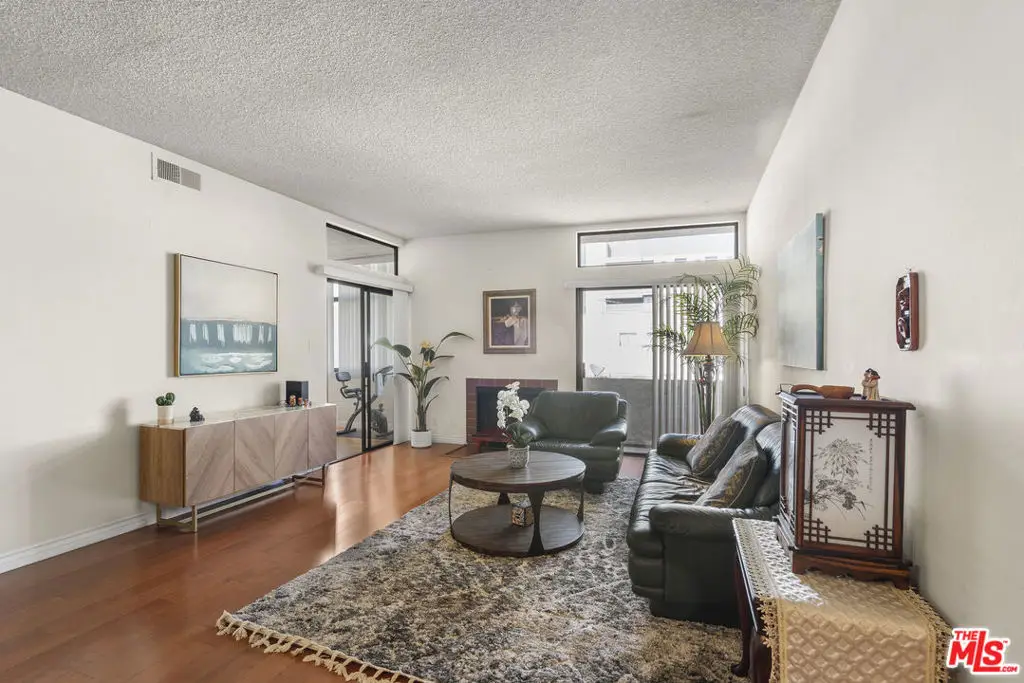 729 S Hobart Boulevard #40, Los Angeles, CA 90005 - Image #1