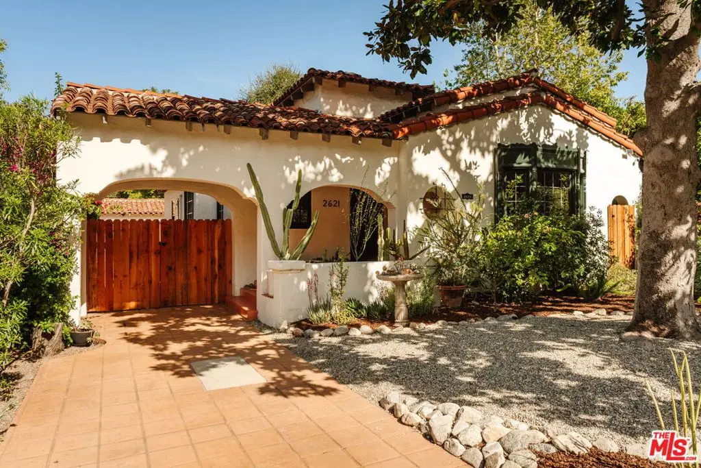 2621 E Glenoaks Boulevard, Glendale, CA 91206 - #1