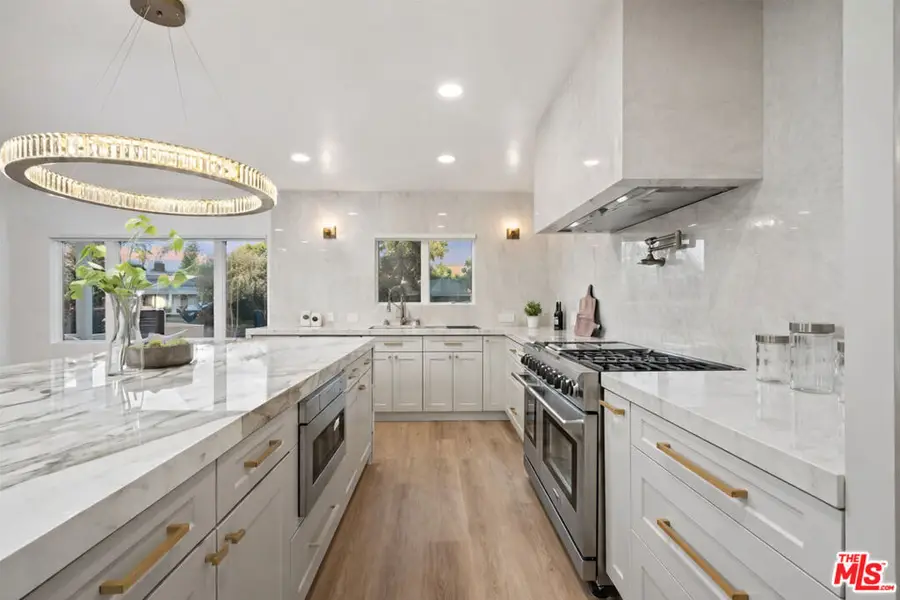 5439 Gentry Avenue, Valley Village, CA 91607 - #2