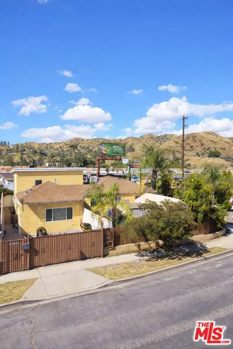 7703 N Hollywood Way, Burbank, CA 91505