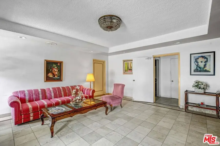 910 S Holt Avenue #305, Los Angeles, CA 90035 - #2