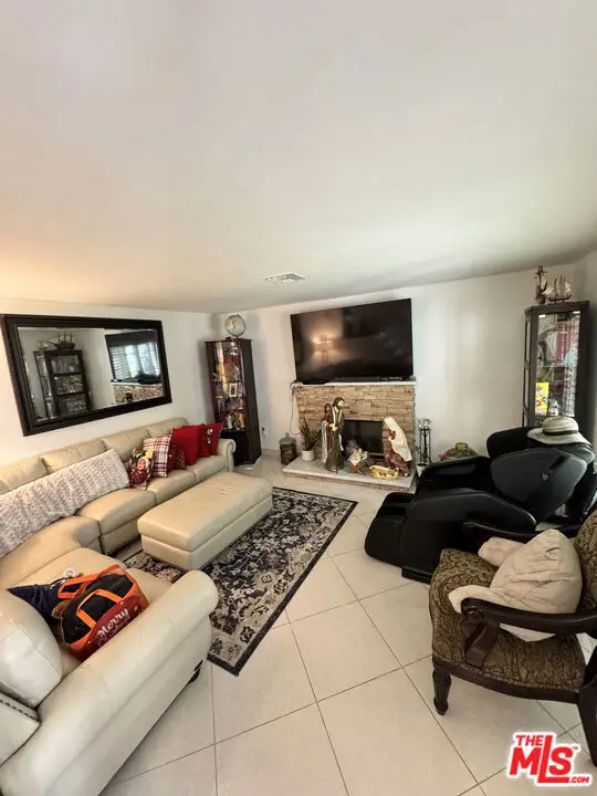 10204 Hanna Avenue, Chatsworth, CA 91311 - #2