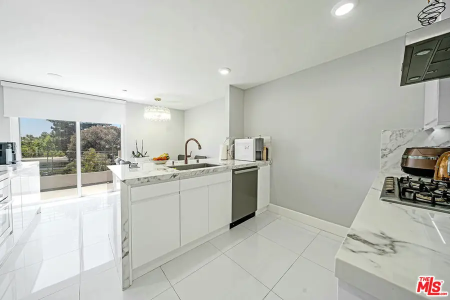 4925 Wilshire Boulevard #302, Los Angeles, CA 90010 - #3
