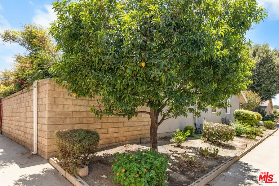 26834 Avenue Of The Oaks #D, Newhall, CA 91321 - #3