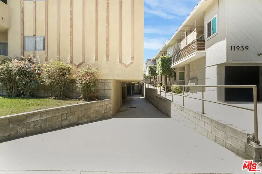 11943 Kiowa Avenue, Los Angeles, CA 90049 - #3