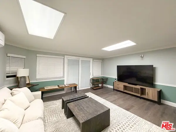 942 S Bronson Avenue, Los Angeles, CA 90019