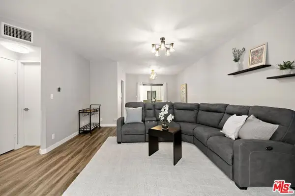 6540 Hayvenhurst Avenue #3, Lake Balboa, CA 91406