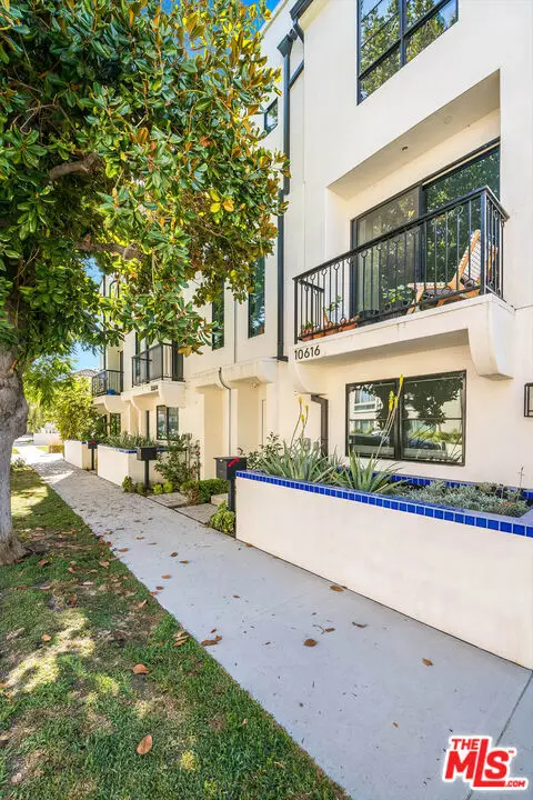 10610 W Kareen Court, Toluca Lake, CA 91602 - #2