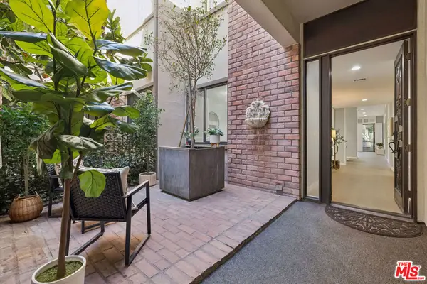 141 S Linden Drive #104, Beverly Hills, CA 90212