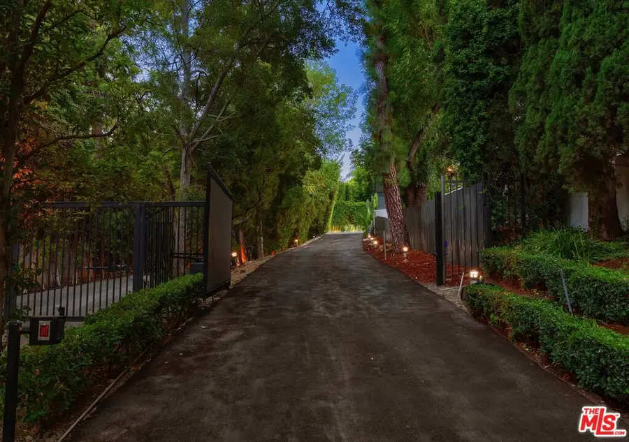 19540 Wells Drive, Tarzana, CA 91356 - #2