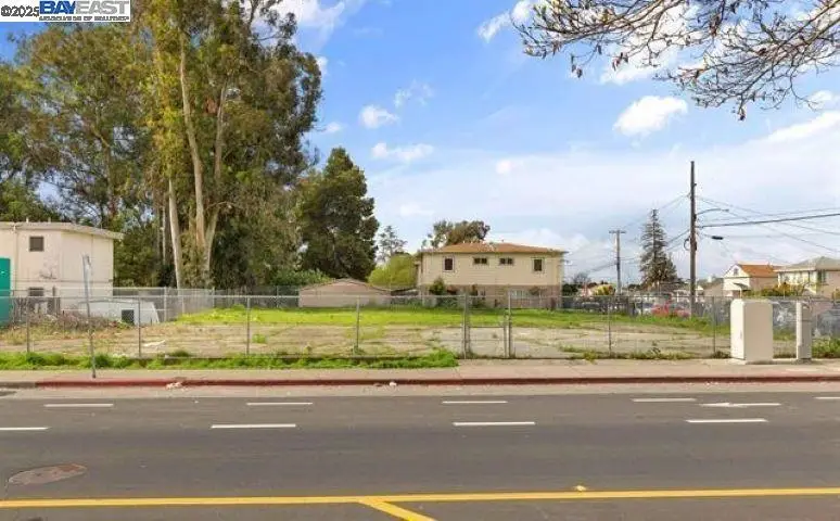 7701 7701 Bancroft Avenue, Oakland, CA 94605 - #1