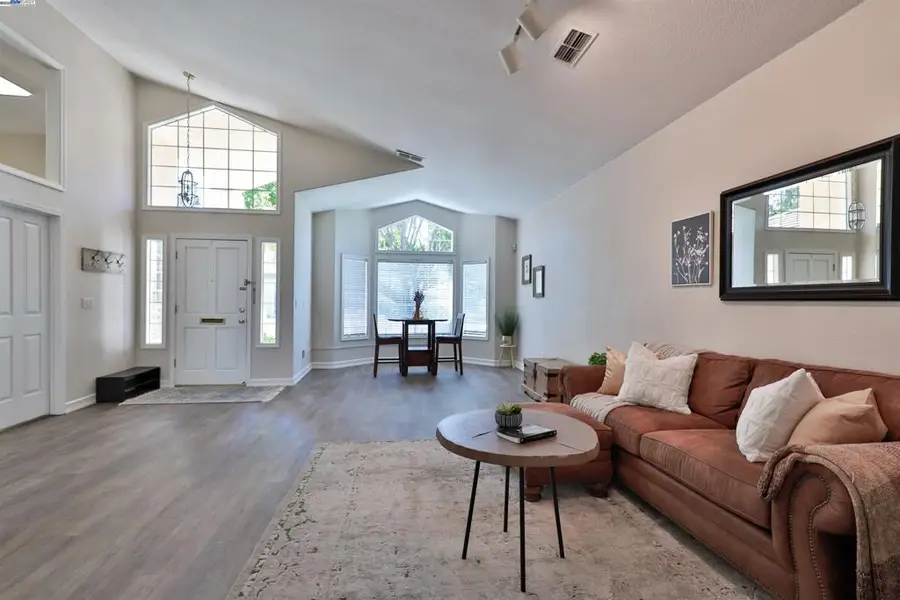 6113 Fountaindale Way, Carmichael, CA 95608 - Image #2