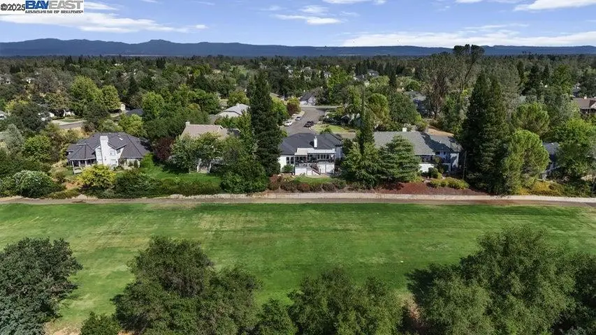 6038 Gleneagles Court, Redding, CA 96003 - Image #3