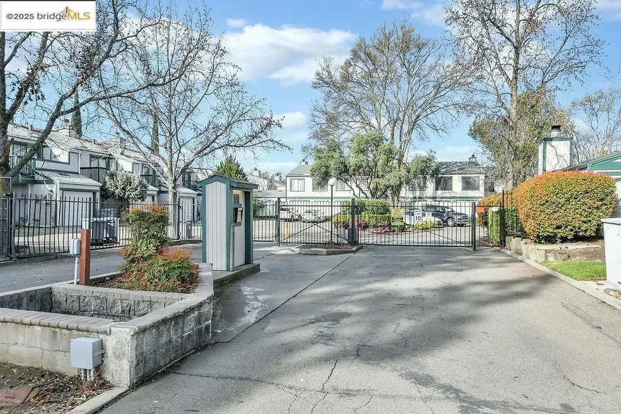 299 Shasta Dr #9, Vacaville, CA 95687 - Image #2