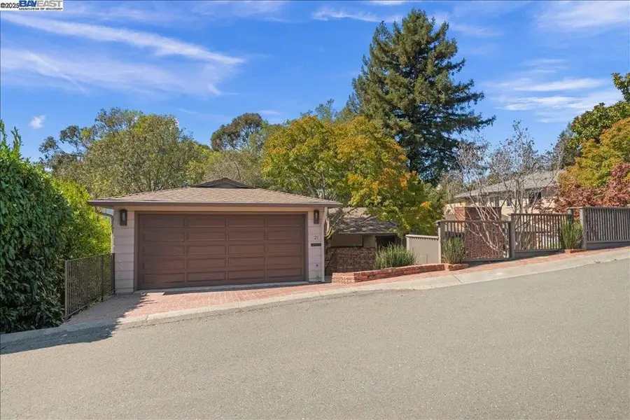 21 Tyson Cir, Piedmont, CA 94611 - Image #2