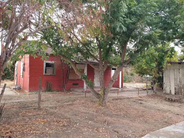 696 Pedersen Rd, Oakdale, CA 95361