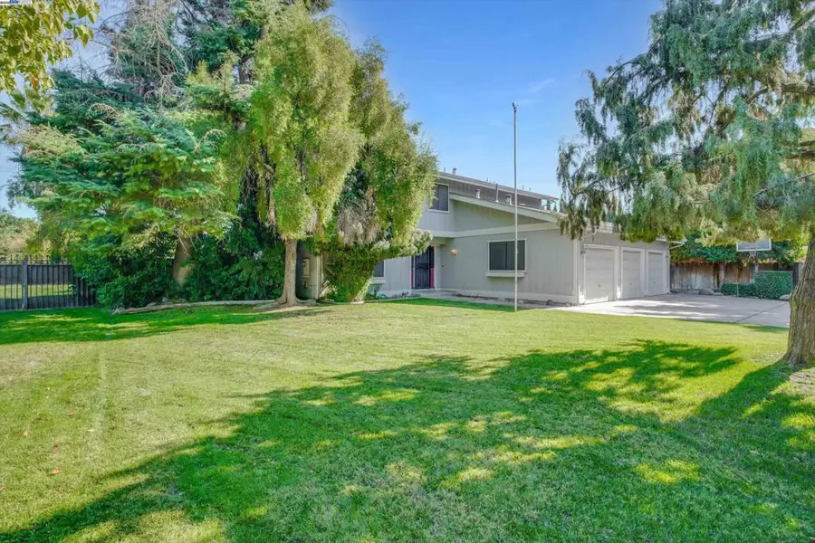 562 Greenview Pl, Manteca, CA 95337 - Image #2