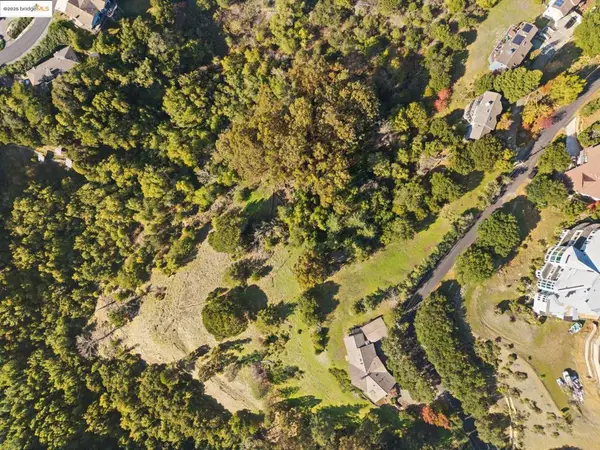 11330 Lochard St, Oakland, CA 94605