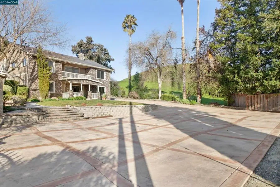 1956 Holly Dr, Concord, CA 94521 - #2