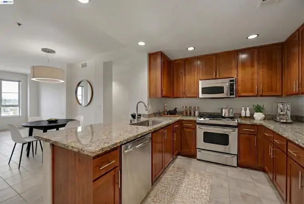 423 7th St #220, Oakland, CA 94607