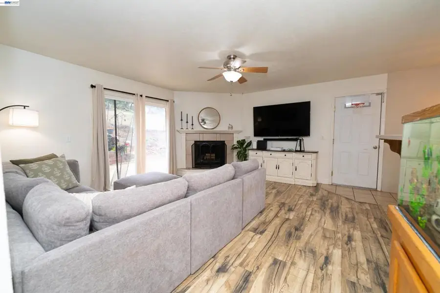 4276 Hartvickson Ln, Valley Springs, CA 95252 - #3