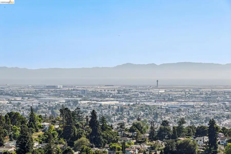 6739 Skyview Dr, Oakland, CA 94605 - #2
