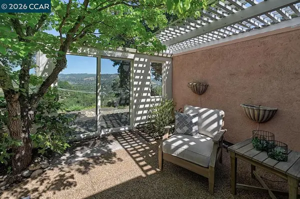 1300 Skycrest Dr #2, Walnut Creek, CA 94595