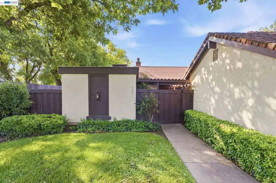 165 Fairoaks Dr, Vacaville, CA 95688 - #3