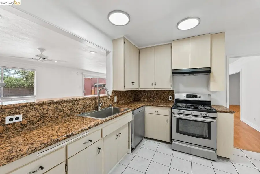 15138 Hiawatha St, Mission Hills, CA 91345 - #2