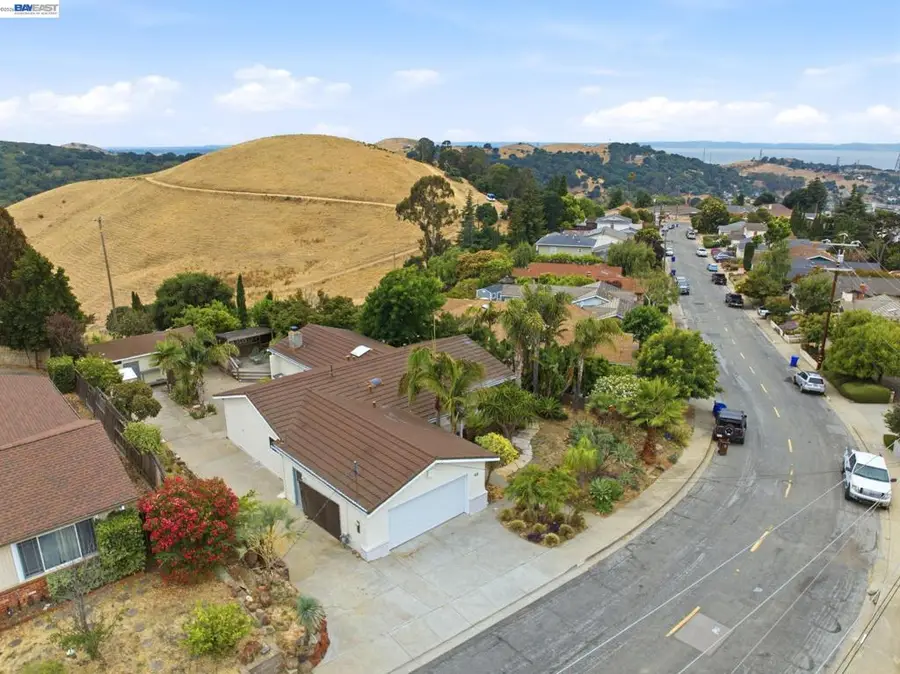 92 Welle Rd, Crockett, CA 94525 - #3