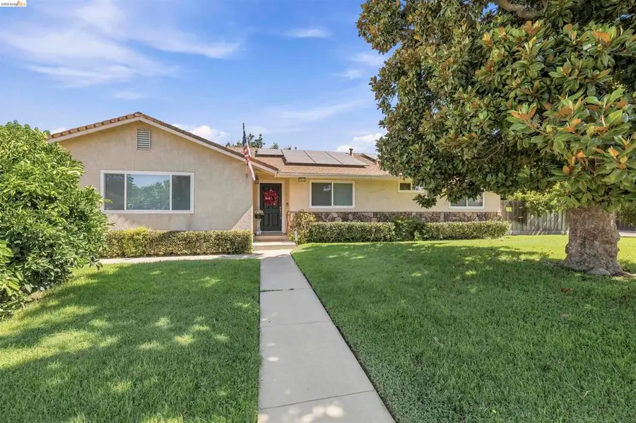 1042 Walnut St, Oakdale, CA 95361 - #2