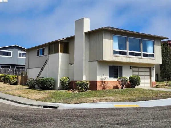 110 Sunshine Dr, Pacifica, CA 94044